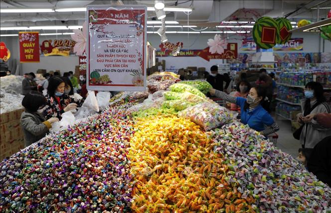 Trong ảnh: Khu bày bán các sản phẩm kẹo tại siêu thị Big C Thăng Long, Hà Nội. Ảnh : Trần Việt - TTXVN