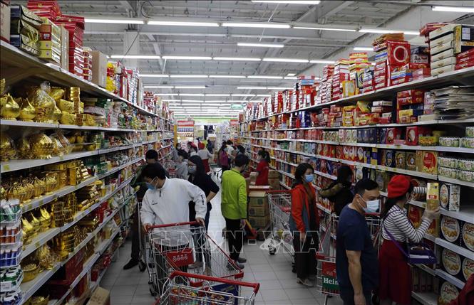 Trong ảnh: Người dân mua sắm tại siêu thị Big C Thăng Long, Hà Nội. Ảnh: Trần Việt - TTXVN
