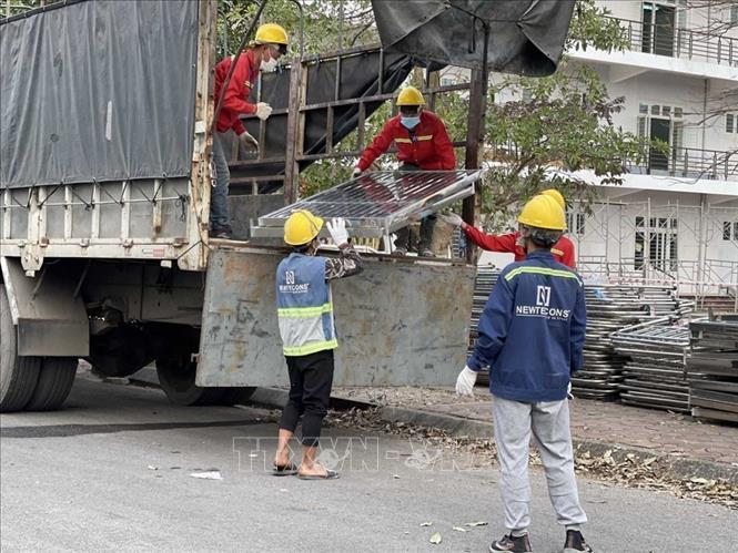 Photo: Transporting the equipment used at a similar hospital at Da Nang city’s Tien Son sports centre to the country’s newest and largest COVID-19 hotspot. VNA Photo