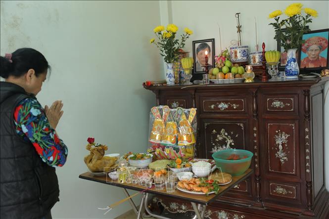 Trong ảnh: Lễ cúng ông Công, ông Táo luôn được tổ chức thành tâm, trang trọng thể hiện tấm lòng gia chủ. Ảnh: Hoàng Hiếu - TTXVN
