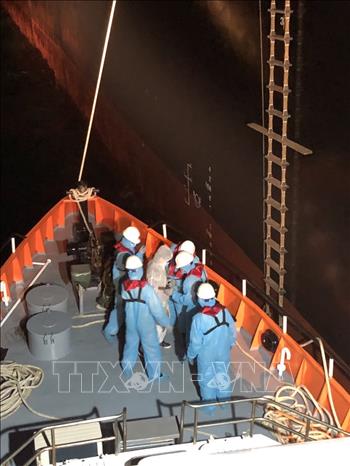 Trong ảnh: Đưa thành công thuyền viên nước ngoài bị bệnh sang tàu cứu nạn Việt Nam để di chuyển vào Nha Trang. Ảnh: TTXVN phát