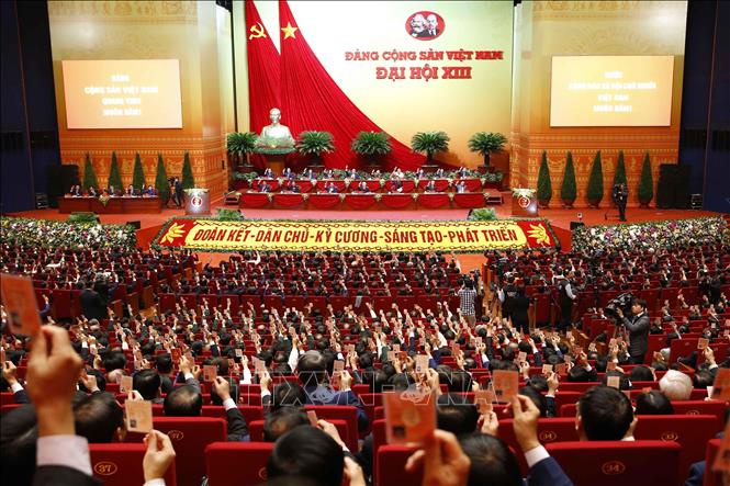 Trong ảnh: Các đại biểu biểu quyết, thông qua Chương trình làm việc của Đại hội tại phiên họp trù bị, sáng 25/1. Ảnh: TTXVN