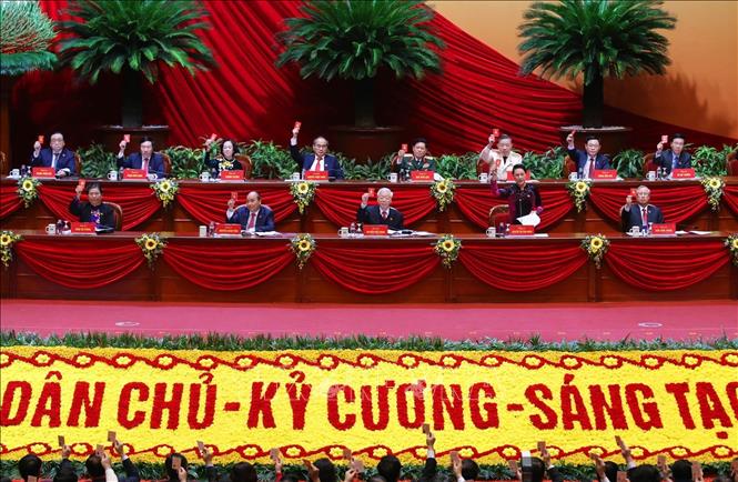 Trong ảnh: Đoàn Chủ tịch biểu quyết thông qua Chương trình làm việc của Đại hội, tại phiên họp trù bị, sáng 25/1. Ảnh: TTXVN
