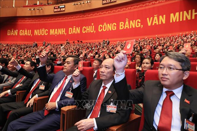 Trong ảnh: Các đại biểu biểu quyết thông qua Chương trình làm việc của Đại hội tại phiên họp trù bị, sáng 25/1. Ảnh: TTXVN