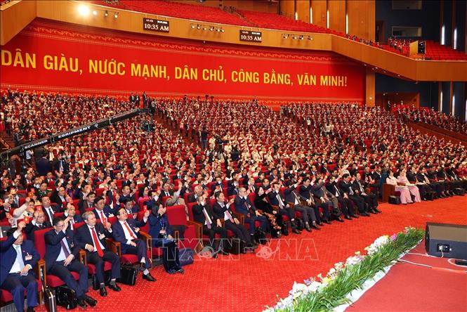 Trong ảnh: Các đại biểu biểu quyết, thông qua Chương trình làm việc của Đại hội tại phiên họp trù bị, sáng 25/1. Ảnh: TTXVN
