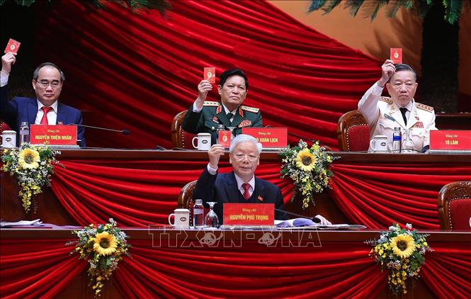 Trong ảnh: Tổng Bí thư, Chủ tịch nước Nguyễn Phú Trọng và các thành viên Đoàn Chủ tịch biểu quyết thông qua danh sách Ban Thẩm tra tư cách đại biểu tại phiên họp trù bị, sáng 25/1/2021. Ảnh: TTXVN