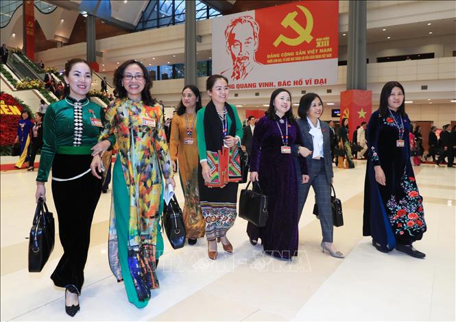 Nét hân hoan trên gương mặt các đại biểu sau khi kết thúc phiên thảo luận về các văn kiện đại hội (27/1). Ảnh: TTXVN