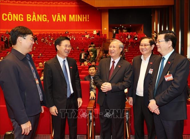 Đại hội XIII đã phát huy tinh thần dân chủ, tập trung trí tuệ cao, đề ra đường lối tăng cường xây dựng Đảng, hệ thống chính trị; củng cố niềm tin của nhân dân đối với Đảng, Nhà nước. Trong ảnh: Thường trực Ban Bí thư Trần Quốc Vượng và Trưởng ban Tuyên giáo Trung ương Võ Văn Thưởng với đại biểu dự phiên thảo luận các văn kiện đại hội, sáng 28/1. Ảnh: TTXVN