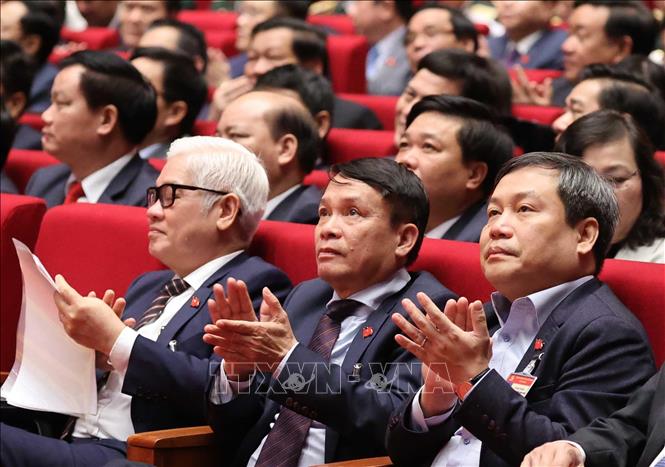 Đồng chí Nguyễn Đức Lợi (giữa), Ủy viên Trung ương Đảng, Tổng giám đốc TTXVN dự phiên thảo luận các văn kiện đại hội tại hội trường, sáng 28/1. Ảnh: TTXVN