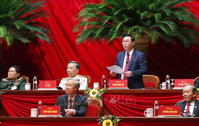 Trong ảnh: Đồng chí Vương Đình Huệ, Ủy viên Bộ Chính trị, Bí thư Thành ủy Hà Nội thay mặt Đoàn Chủ tịch điều hành phiên thảo luận các văn kiện đại hội, sáng 28/1. Ảnh: TTXVN