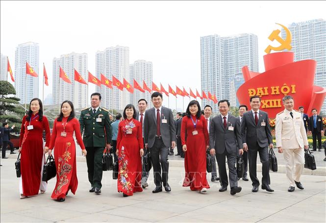 Tham dự Đại hội XIII có 1.587 đại biểu chính thức, đại diện cho gần 5,2 triệu đảng viên trên cả nước. Trong ảnh: Đoàn đại biểu Đảng bộ tỉnh Quảng Ninh đến dự Đại hội. Ảnh: TTXVN