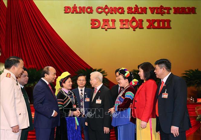Trong ảnh: Tổng Bí thư, Chủ tịch nước Nguyễn Phú Trọng và Ủy viên Bộ Chính trị, Thủ tướng Chính phủ Nguyễn Xuân Phúc gặp gỡ các đại biểu dự Đại hội, sáng 29/1. Ảnh: TTXVN