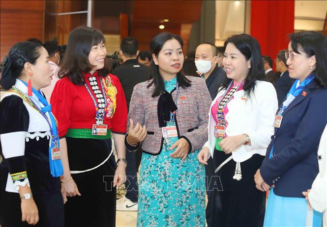 Trong số 1.587 đại biểu tham dự Đại hội, đại biểu nữ chiếm tỷ lệ 13,99%, đại biểu là người dân tộc thiểu số chiếm tỷ lệ 11,03%. Các đại biểu nữ là người dân tộc thiểu số bày tỏ tin tưởng Đại hội XIII của Đảng sẽ mở ra một giai đoạn phát triển mới của đất nước. Ảnh: TTXVN