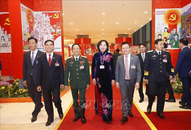 Các đại biểu gặp gỡ bên lề phiên họp sáng 30/1. Ảnh: TTXVN