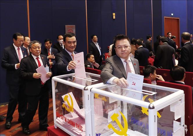 Các đại biểu bỏ phiếu bầu Ban Chấp hành Trung ương khóa XIII, chiều 30/1/2021. Ảnh: TTXVN
