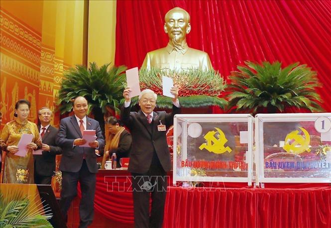 Tổng Bí thư, Chủ tịch nước Nguyễn Phú Trọng, Thủ tướng Nguyễn Xuân Phúc, Chủ tịch Quốc hội Nguyễn Thị Kim Ngân và các đại biêu bỏ phiếu bầu Ban Chấp hành Trung ương khóa XIII, chiều 30/1/2021. Ảnh: TTXVN