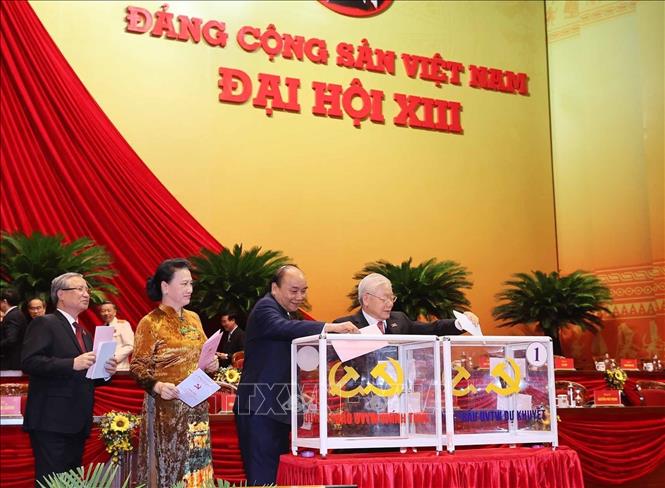 Trong ảnh: Tổng Bí thư, Chủ tịch nước Nguyễn Phú Trọng, Thủ tướng Nguyễn Xuân Phúc, Chủ tịch Quốc hội Nguyễn Thị Kim Ngân, Thường trực Ban Bí thư Trần Quốc Vượng bỏ phiếu bầu Ban Chấp hành Trung ương khóa XIII. Ảnh: TTXVN