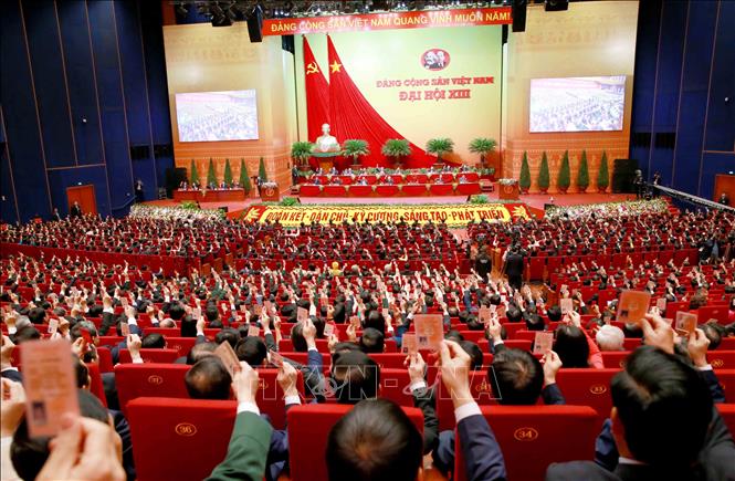 Đại hội XIII đã thành công rất tốt đẹp, rút ngắn được gần 2 ngày so với kế hoạch; là một trong những Đại hội thành công nhất trên các mặt, truyền được cảm hứng và quyết tâm, ý chí, bản lĩnh để đưa đất nước phát triển ở tầm cao mới. Trong ảnh: Các đại biểu biểu quyết, thông qua Nghị quyết Đại hội XIII của Đảng. Ảnh: TTXVN