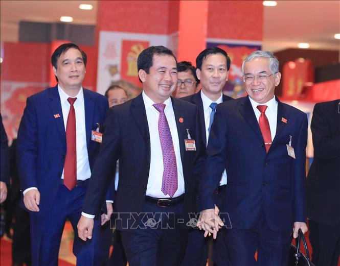 Trong ảnh: Các đại biểu bày tỏ niềm hân hoan, phấn khởi sau phiên bế mạc Đại hội XIII, sáng 1/2/2021. Ảnh: TTXVN