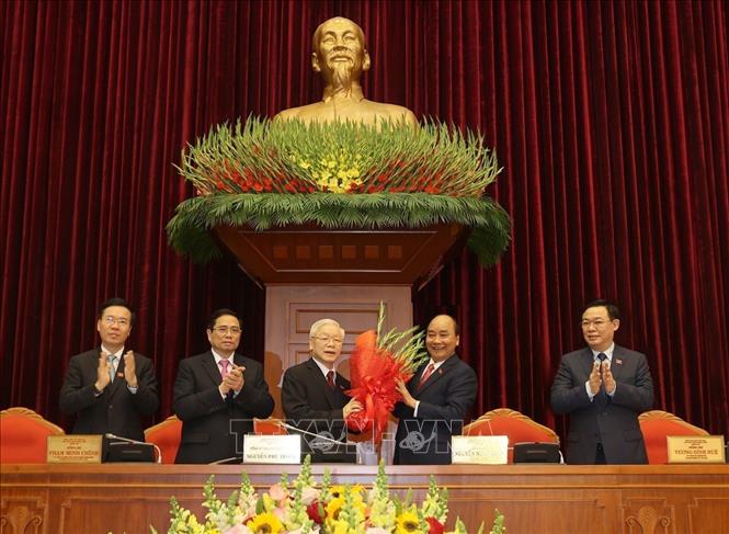 Thay mặt Bộ Chính trị khóa XIII, đồng chí Nguyễn Xuân Phúc, Thủ tướng Chính phủ tặng hoa chúc mừng đồng chí Nguyễn Phú Trọng được tín nhiệm bầu làm Tổng Bí thư Ban Chấp hành Trung ương Đảng Cộng sản Việt Nam khóa XIII, tại Hội nghị lần thứ nhất Ban Chấp hành Trung ương Đảng khoá XIII, sáng 31/1. Ảnh: Trí Dũng –TTXVN