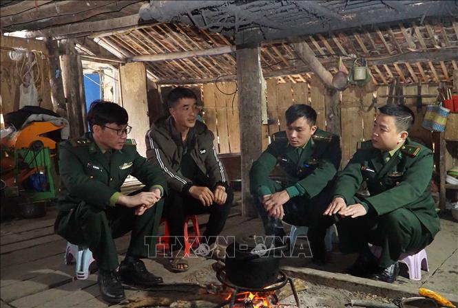 Trong ảnh: Cán bộ, chiến sĩ Đồn Biên phòng Quang Long (huyện Hạ Lang, tỉnh Cao Bằng) xuống nhà dân vận động người nâng cao ý thức phòng chống dịch, ngăn chặn xuất nhập cảnh trái phép. Ảnh: Chu Hiệu – TTXVN                    