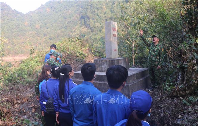 Trong ảnh: Cán bộ, chiến sĩ Đồn Biên phòng Thị Hoa (huyện hạ Lang, tỉnh Cao Bằng) giới thiệu về đường biên, mốc giới. Ảnh: Chu Hiệu – TTXVN