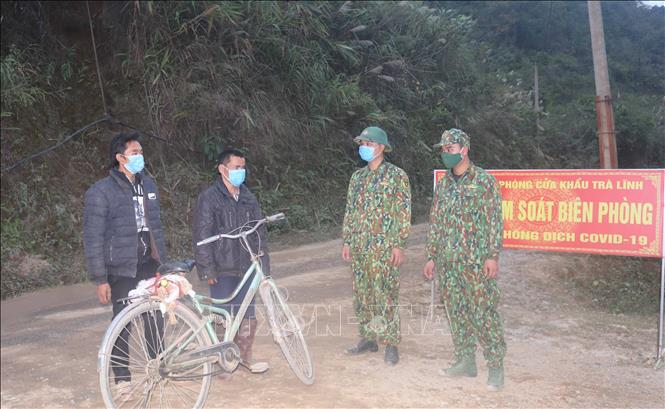 Trong ảnh: Cán bộ, chiến sĩ Đồn Biên phòng Cửa khẩu Trà Lĩnh (huyện Trùng Khánh, tỉnh Cao Bằng) tăng cường kiểm tra, ngăn chặn công dân xuất nhập cảnh trái phép. Ảnh: Chu Hiệu – TTXVN