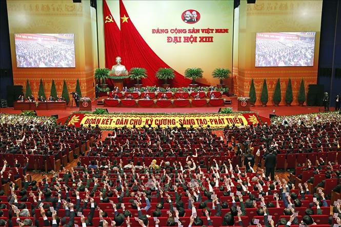 Đại hội XIII thành công đã truyền được cảm hứng và quyết tâm, ý chí, bản lĩnh để đưa đất nước phát triển ở tầm cao mới. Trong ảnh: Các đại biểu biểu quyết, thông qua Nghị quyết Đại hội XIII của Đảng. Ảnh: TTXVN
