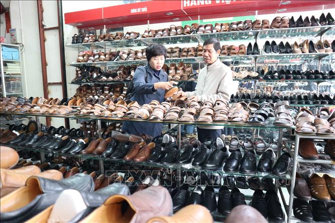Hà Nội: Làng nghề giầy, dép Phú Yên rộn ràng ngày cận Tết - Ảnh ...