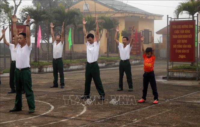 Trong ảnh: Em Lê Văn Thìn tập thể dục buổi sáng cùng cán bộ, chiến sĩ Đồn Biên phòng Cửa khẩu A Đớt. Ảnh: Đỗ Trưởng – TTXVN