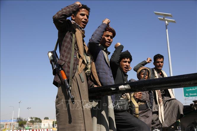 Trong ảnh: Các tay súng Houthi tại Sanaa, Yemen, ngày 18/1/2021. Ảnh: THX/ TTXVN