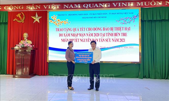 Trong ảnh: Ngày 6/2/2021, ông Nguyễn Thành Phong, Chủ tịch UBND Thành phố Hồ Chí Minh trao tặng 1 tỷ đồng của cán bộ, chiến sỹ, nhân dân Thành phố Hồ Chí Minh hỗ trợ đồng bào Bến Tre đón Tết Tân Sửu. Ảnh: TTXVN phát.