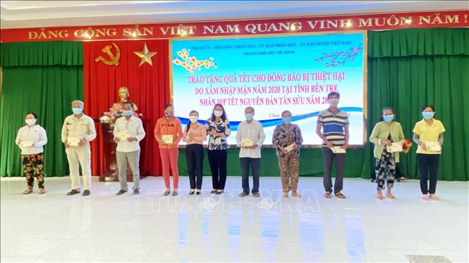 Trong ảnh: Ngày 6/2/2021, bà Phan Kiều Thanh Hương, Phó Chủ tịch Ủy ban Mặt trận Tổ quốc Việt Nam Thành phố Hồ Chí Minh tặng quà Tết cho người dân Bến Tre. Ảnh: TTXVN phát.