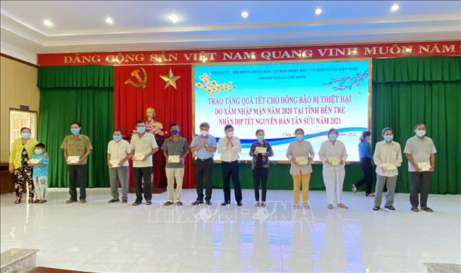 Trong ảnh: Ông Nguyễn Thành Phong, Chủ tịch UBND Thành phố Hồ Chí Minh tặng quà Tết cho người dân Bến Tre. Ảnh: TTXVN phát.