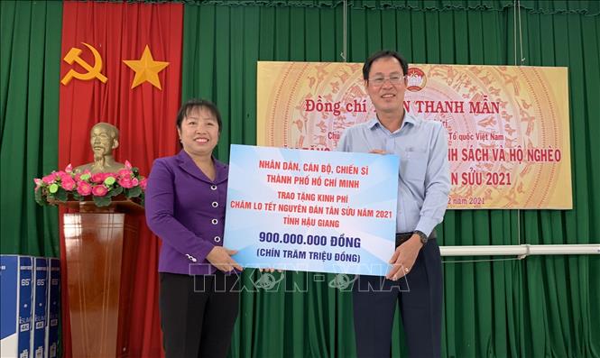 Trong ảnh: Ngày 6/2/2021, ông Nguyễn Thành Trung, Phó Chủ tịch Thường trực Ủy ban Mặt trận Tổ quốc Việt Nam Thành phố Hồ Chí Minh trao tặng kinh phí hỗ trợ đồng bào tỉnh Hậu Giang đón Tết Tân Sửu. Ảnh: TTXVN phát.