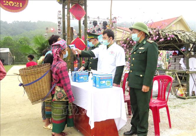 Để đảm bảo an toàn trong phòng chống dịch COVID-19, các biện pháp đảm bảo an toàn được thực hiện đồng bộ theo quy định. Ảnh: Võ Dung -TTXVN