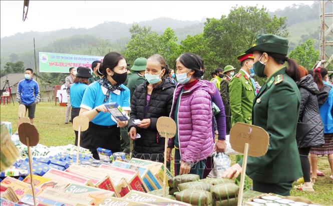 Bà con nhân dân vùng biên phấn khởi chọn lựa các sản phẩm hàng hóa thiết yếu cho gia đình tại Phiên chợ 0 đồng. Ảnh: Võ Dung -TTXVN