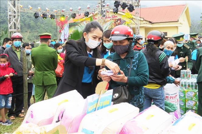 Phien chợ 0 đồng thu hút bà con đồng bào tới tham quan, lựa chọn hàng hóa cho gia đình. Ảnh: Võ Dung -TTXVN