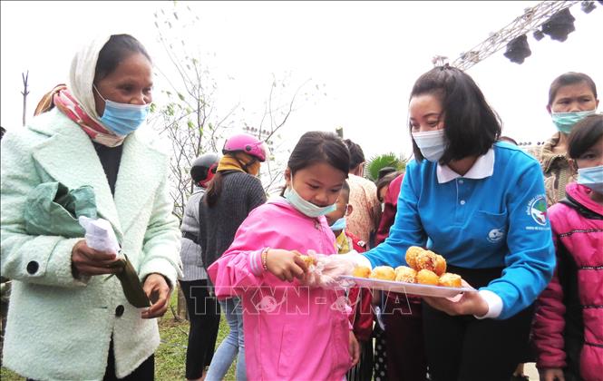 Chương trình Xuân Biên giới - Ấm tình dân bản lan tỏa những giá trị nhân văn tốt đẹp của dân tộc Việt Nam mỗi khi Tết đến Xuân về. Ảnh: Võ Dung -TTXVN