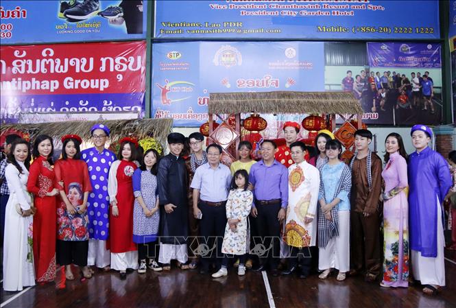 Trong ảnh: Lưu lại khoảng khắc đáng nhớ tại chương trình. Ảnh: Phạm Kiên - Phóng viên TTXVN tại Lào