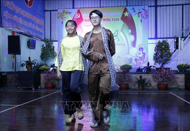 Trong ảnh: Biểu diễn thời trang vùng miền. Ảnh: Phạm Kiên - Phóng viên TTXVN tại Lào