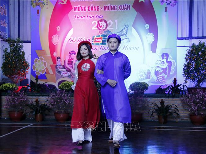 Trong ảnh: Biểu diễn thời trang vùng miền. Ảnh: Phạm Kiên - Phóng viên TTXVN tại Lào