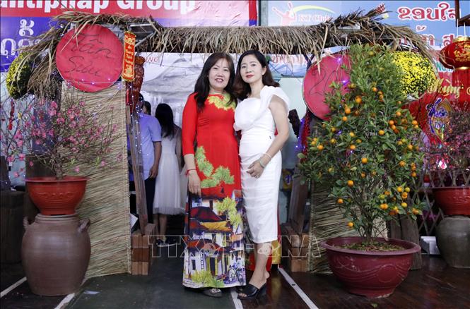 Trong ảnh: Lưu lại khoảng khắc đáng nhớ tại chương trình. Ảnh: Phạm Kiên - Phóng viên TTXVN tại Lào