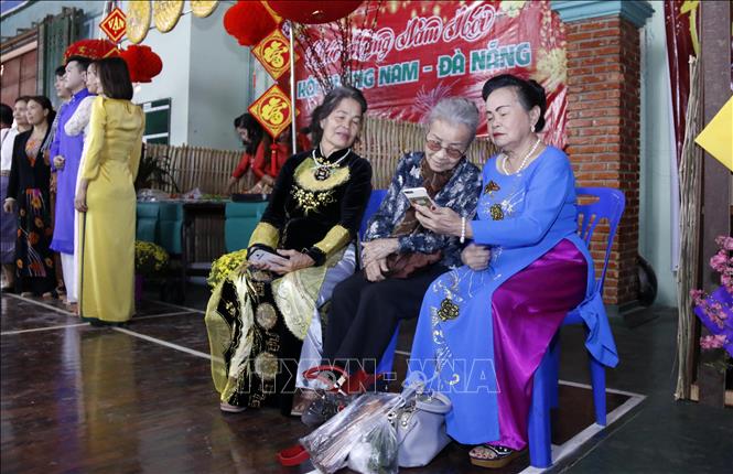 Trong ảnh: Gặp gỡ, hàn huyên và vui cùng con cháu. Ảnh: Phạm Kiên - Phóng viên TTXVN tại Lào