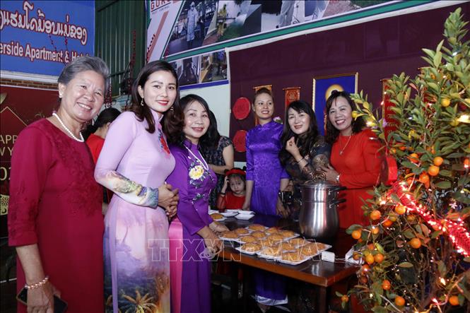 Trong ảnh: Mỗi gian hàng Xuân đều do đồng hương của mỗi tỉnh phụ trách, đem lại sự đa dạng và phong phú cho sự kiện. Ảnh: Phạm Kiên - Phóng viên TTXVN tại Lào