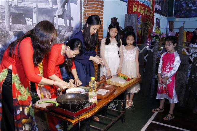 Trong ảnh: Làm nem rán tại gian hàng Xuân của người Hà Nội. Ảnh: Phạm Kiên - Phóng viên TTXVN tại Lào