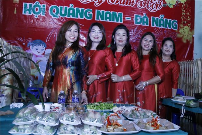 Trong ảnh: Gian hàng xuân của bà con Quảng Nam – Đà Nẵng với rất nhiều món ăn nổi tiếng của địa phương tại Sự kiện. Ảnh: Phạm Kiên - Phóng viên TTXVN tại Lào