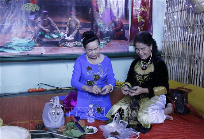 Trong ảnh: Các bà đang ngồi têm trầu cánh phượng và kể về chuyện xưa. Ảnh: Phạm Kiên - Phóng viên TTXVN tại Lào