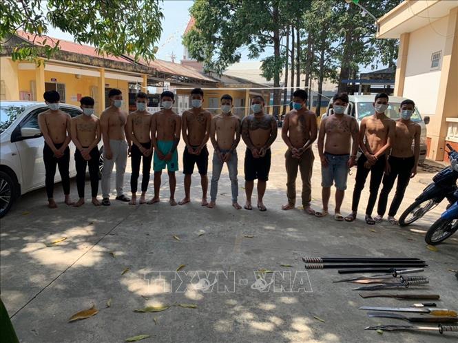 Các đối tượng trong đường đây bảo kê, đòi nợ thuê, trộm cắp tài sản bị bắt giữ. Ảnh: Thanh Tân - TTXVN