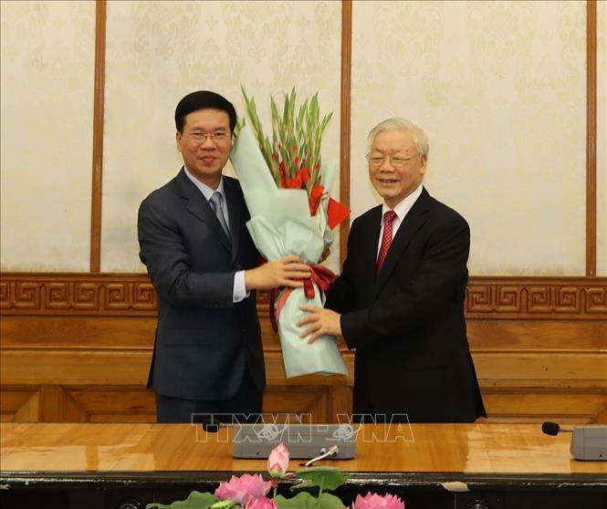 Photo: Party General Secretary, State President Nguyen Phu Trong presents flowers congratulating Politburo member Vo Van Thuong who is assigned as Permanent member of the Party Central Committee’s Secretariat. VNA Photo: Trí Dũng  
